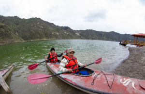 Kayak en la laguna del Quilotoa 